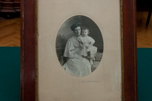 Фото Н. Г. Лихачевой с сыном Алексеем (?) в раме под стеклом. Нач. XX в. (дар Н. В. Ненарокова)