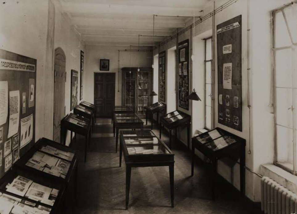 Выставка в помещении БАН. 1930-е гг.
